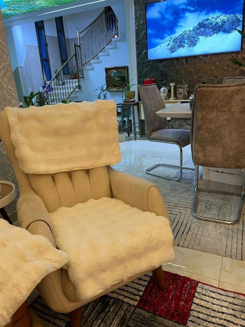 طقم كنب غرفة معيشة مع أغطية بيضاء 3