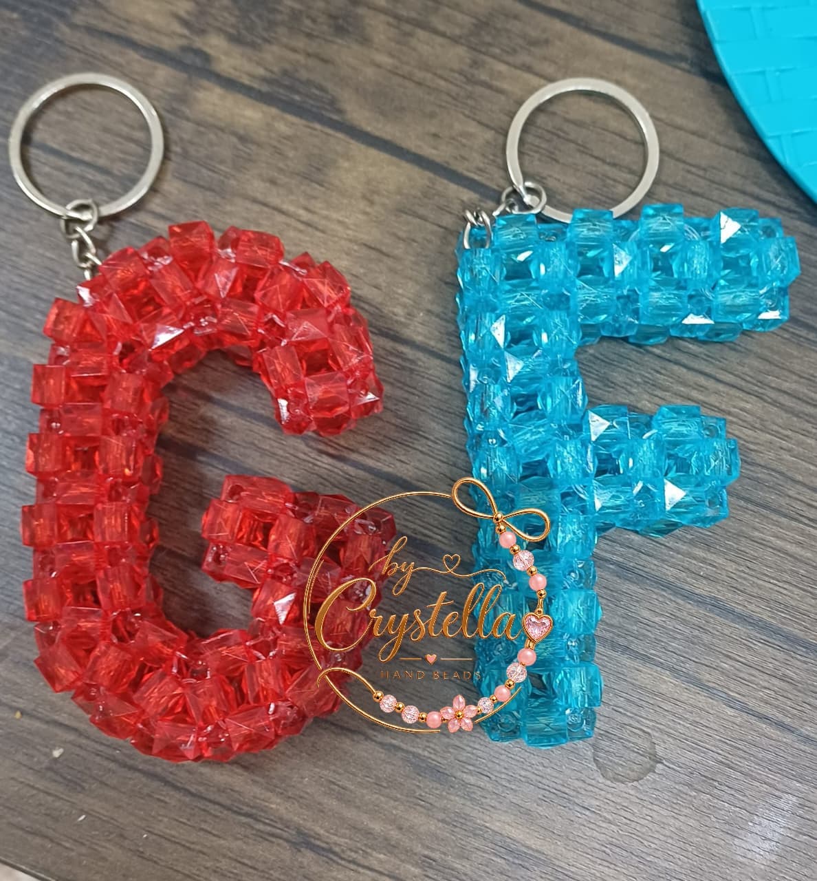 سلاسل مفاتيح حروف خرز يدوية الصنع