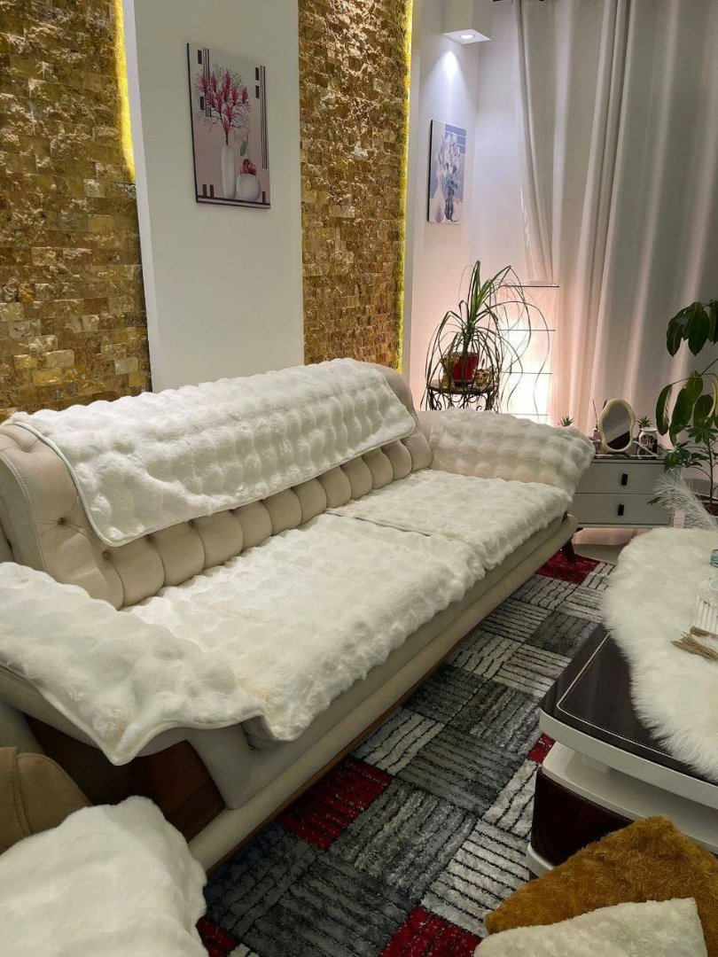 طقم كنب غرفة معيشة مع أغطية بيضاء 2