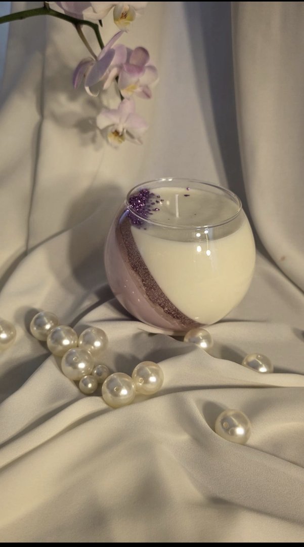 Pearl-decorated candle scented with jasmine