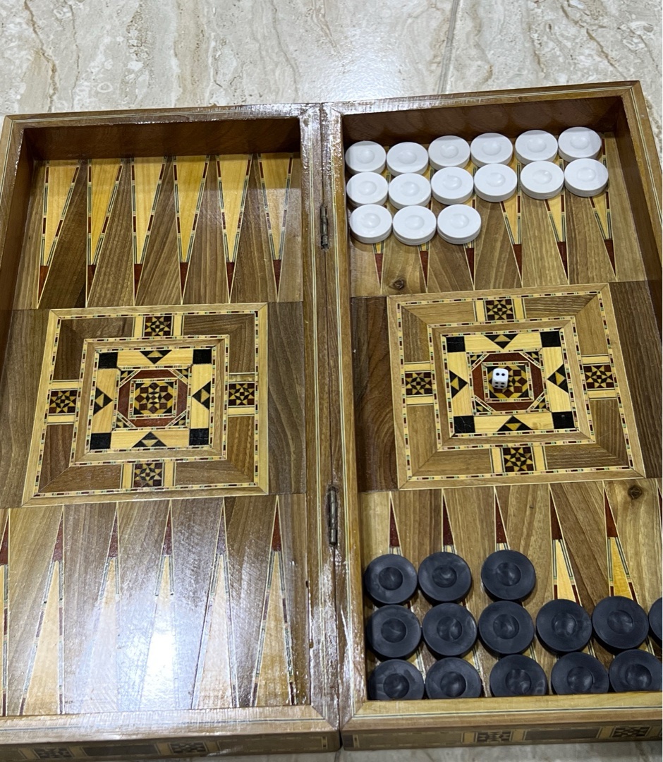 مجموعة لعبة طاولة الزهر الخشبية