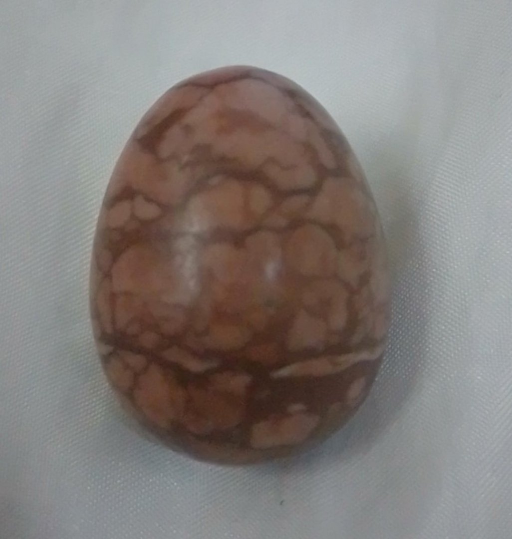 بيضة حجرية مزخرفة