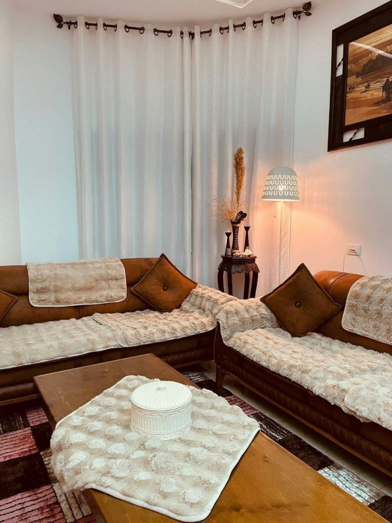 طقم كنب غرفة معيشة مع أغطية بيضاء