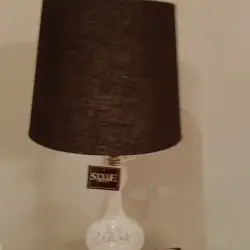 مصباح طاولة أنيق بظل أسود
