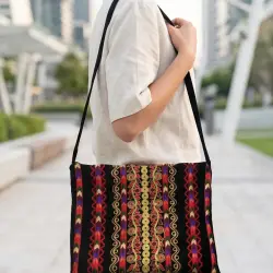 حقيبة كروسبودي سوداء مطرزة