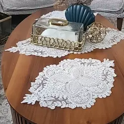 طاولة قهوة مزخرفة مع حلي