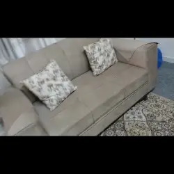 أريكة مريحة مع وسائد منقوشة