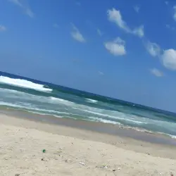 شاطئ بسماء زرقاء وأمواج