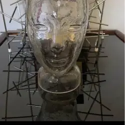 تمثال رأس زجاجي بقضبان معدنية