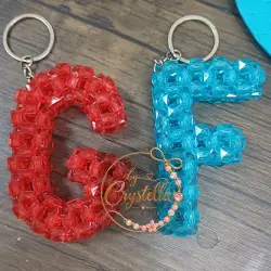 سلاسل مفاتيح حروف خرز يدوية الصنع