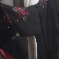 عباية سوداء بأكمام مطرزة