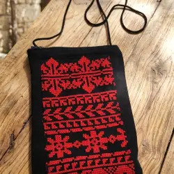 حقيبة كروسبودي مطرزة