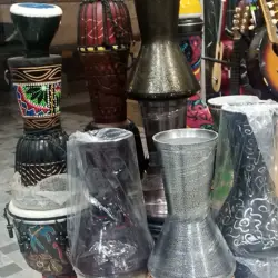 مجموعة متنوعة من الطبول التقليدية والآلات الموسيقية