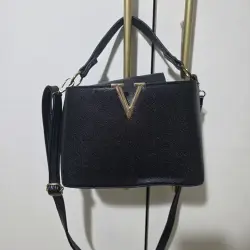 حقيبة يد كروس سوداء بشعار V ذهبي