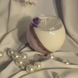 Pearl-decorated candle scented with jasmine