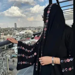 عباية مطرزة بتصميم زهري