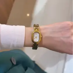 ساعة بيضاوية أنيقة بلون ذهبي