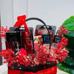 سلة هدايا مكياج مع ورود حمراء