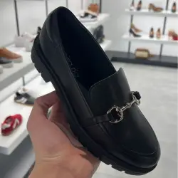 حذاء لوفر أسود بإبزيم ذهبي