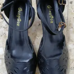 DingDou Black Laser Cut Mary Jane Heels