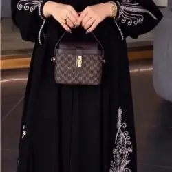 عباية مطرزة مع حقيبة يد