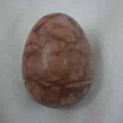 بيضة حجرية مزخرفة