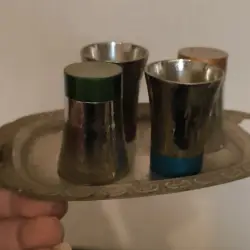 طقم من 4 كؤوس فضية على صينية