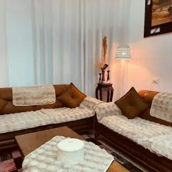 طقم كنب غرفة معيشة مع أغطية بيضاء