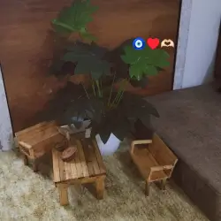 طقم أثاث خشبي مصغر مع نبات