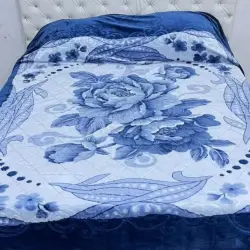 بطانية بتصميم أزهار زرقاء