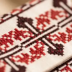 حقيبة كروسبودي مطرزة يدوياً
