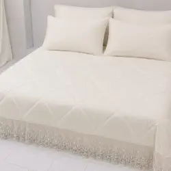 مفرش سرير مبطن مع حافة دانتيل