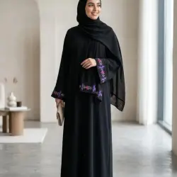 عباية سوداء بأكمام مطرزة