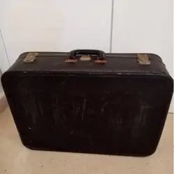 حقيبة سفر عتيقة بنية داكنة