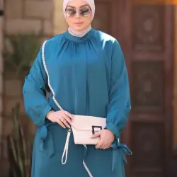 عباية نسائية باللون الأزرق الفيروزي مع حواف بيضاء وحقيبة يد