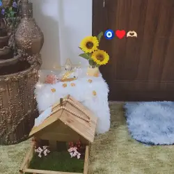 ديكور منزلي مع بيت مصغر وعباد الشمس