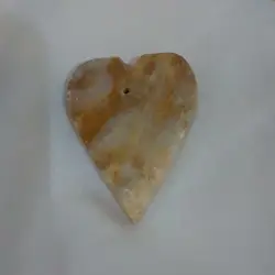 قلادة حجرية على شكل قلب