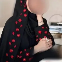 عباية مطرزة بتصميم زهور حمراء
