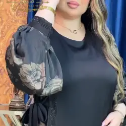 عباية سوداء أنيقة بأكمام مزينة بالورود