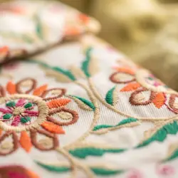 حقيبة هاتف كروسبودي مطرزة بالزهور